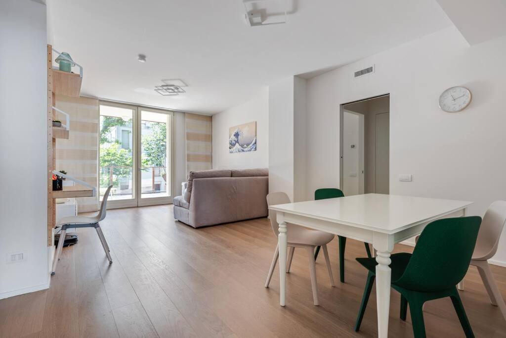 Easylife - Modern And Spacious Apt In Fiera City Life Милан Экстерьер фото